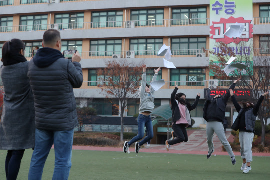 17일 오후 서울 쌍문동 정의여자고등학교에서 2017학년도 대학수학능력시험을 마친 수험생들이 기념사진을 찍고 있다.